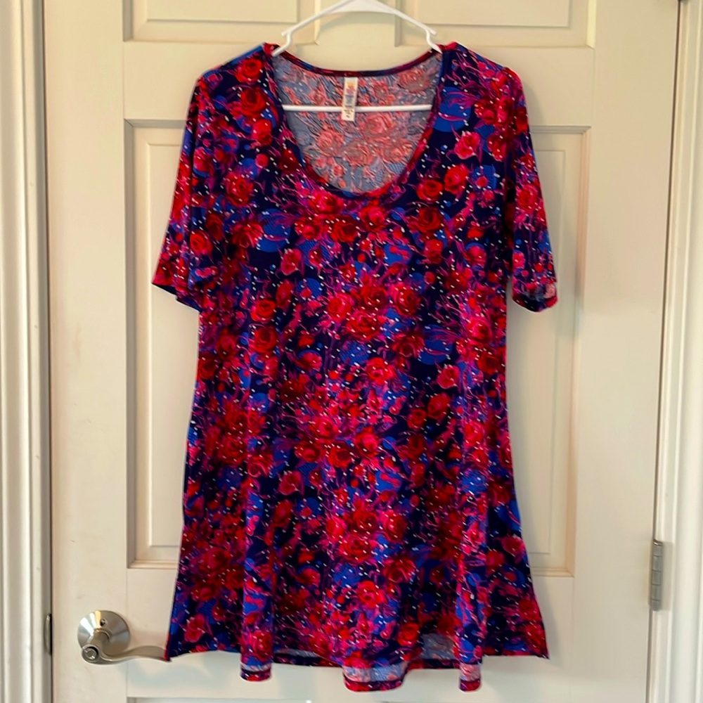LuLaRoe Medium Tunic Top. Do pretty and flattering!